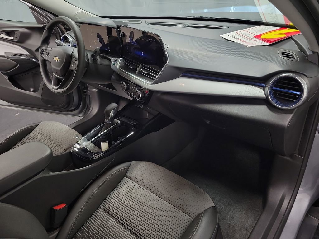 Used 2025 Chevrolet Trax LT image 23