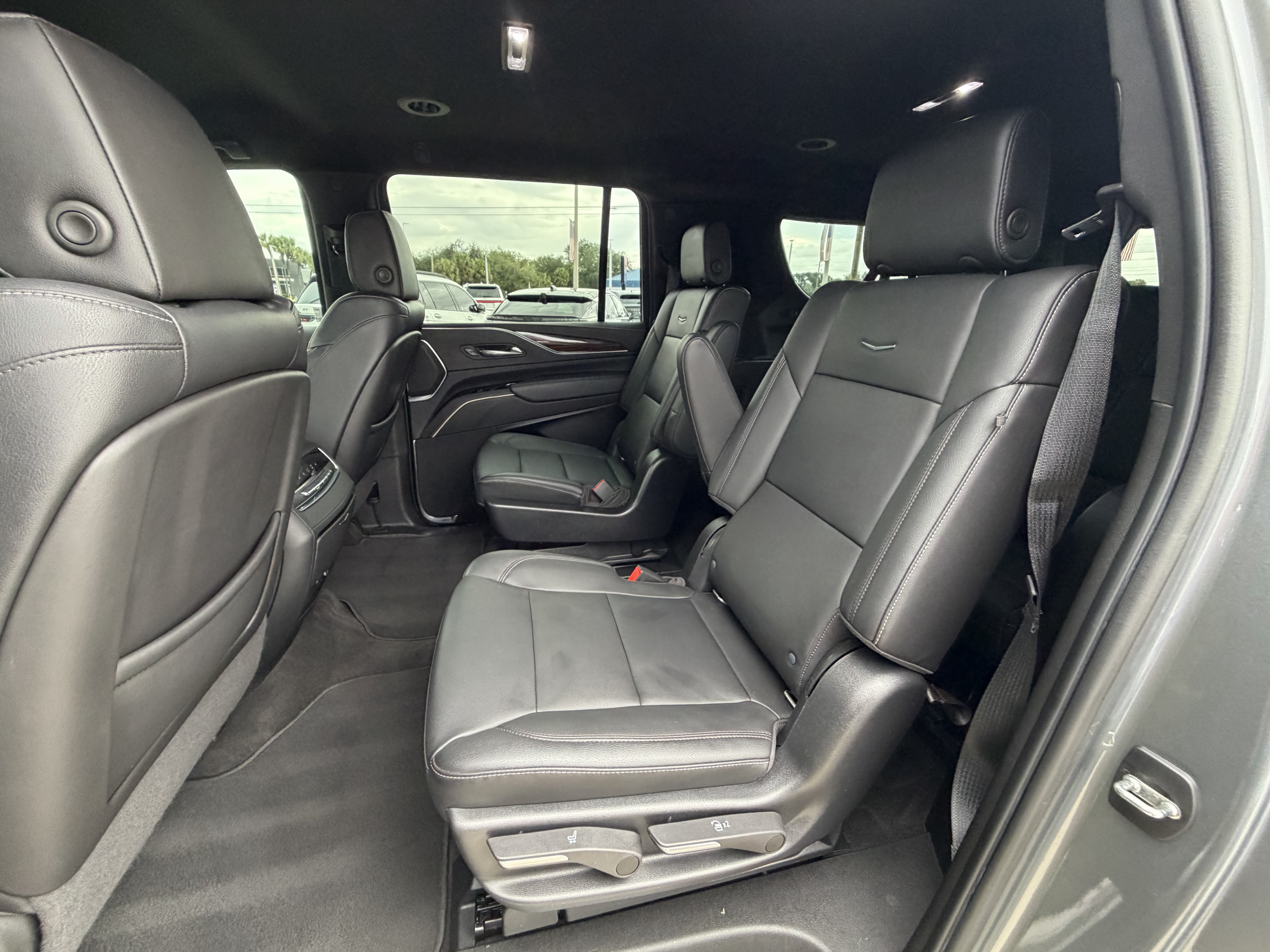 Used 2022 Cadillac Escalade ESV Luxury AWD/4WD image 15
