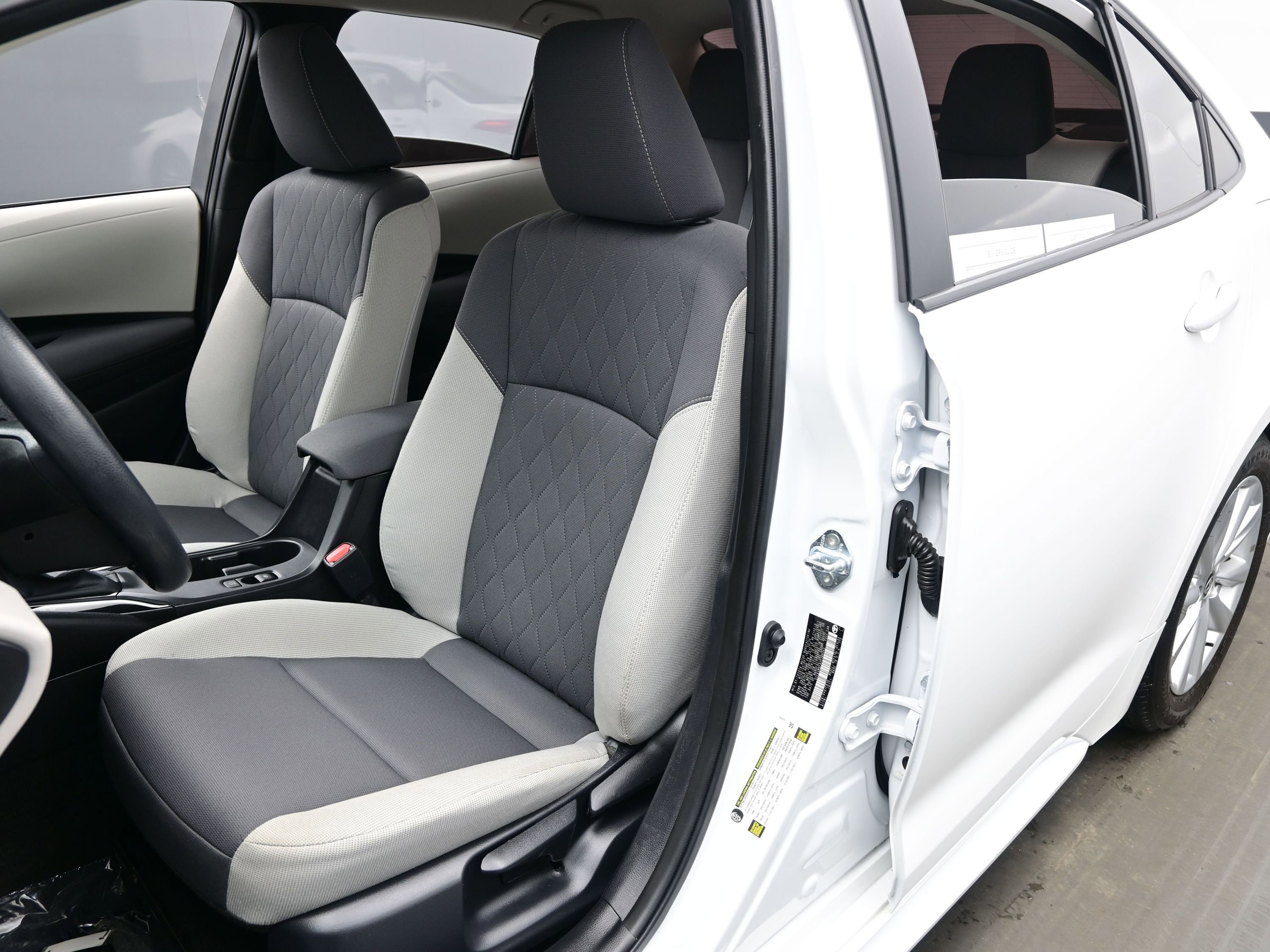 Used 2025 Toyota Corolla LE w/ LE Premium Package image 11