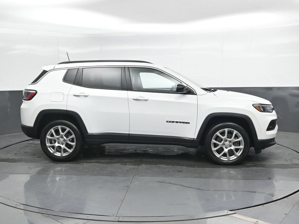 Used 2023 Jeep Compass Latitude w/ Sun and Sound Group AWD/4WD image 3
