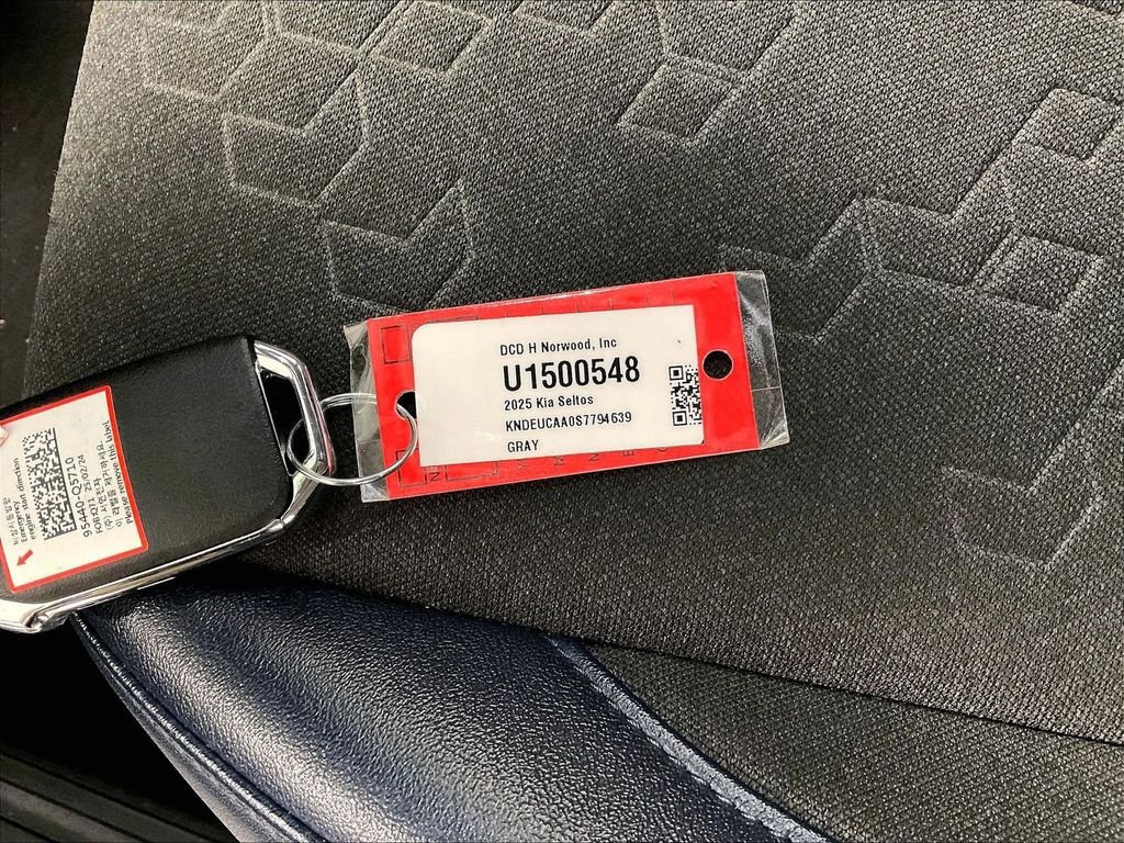 Used 2025 Kia Seltos S AWD/4WD image 31