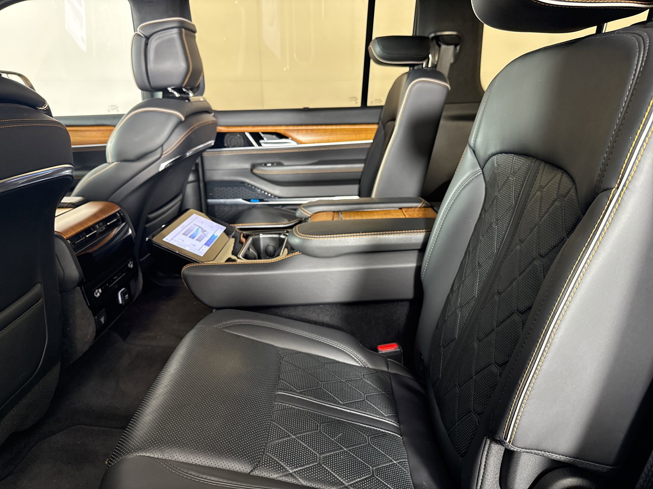 Used 2023 Jeep Grand Wagoneer Series III image 12