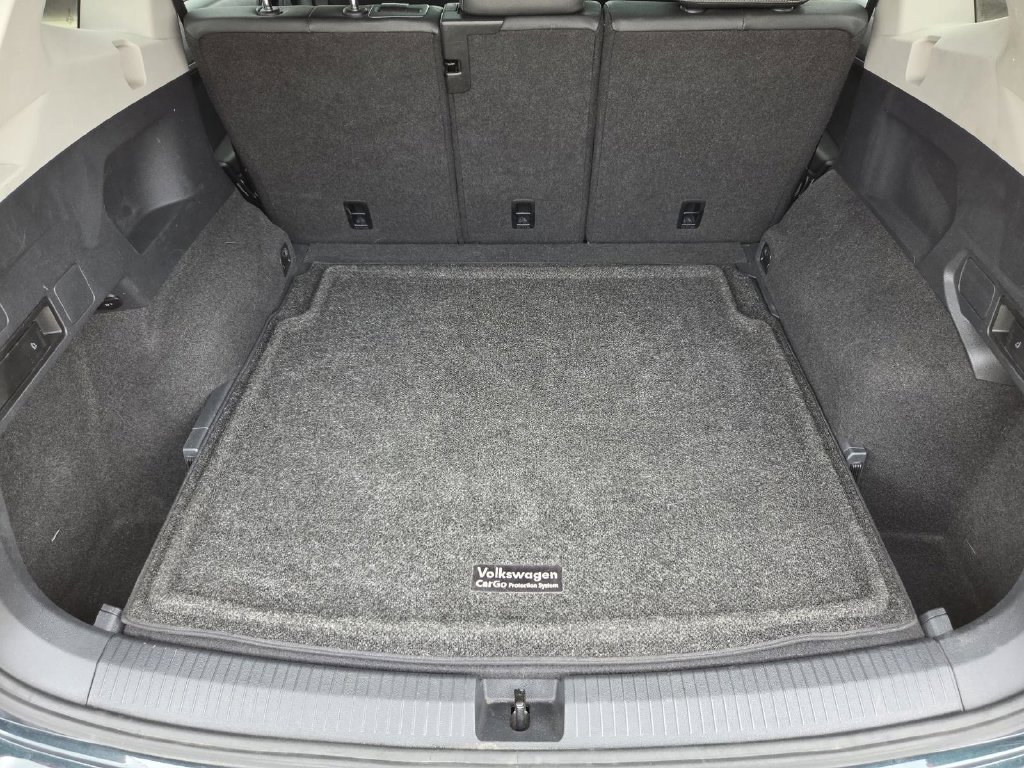 Used 2018 Volkswagen Tiguan SEL AWD/4WD image 11