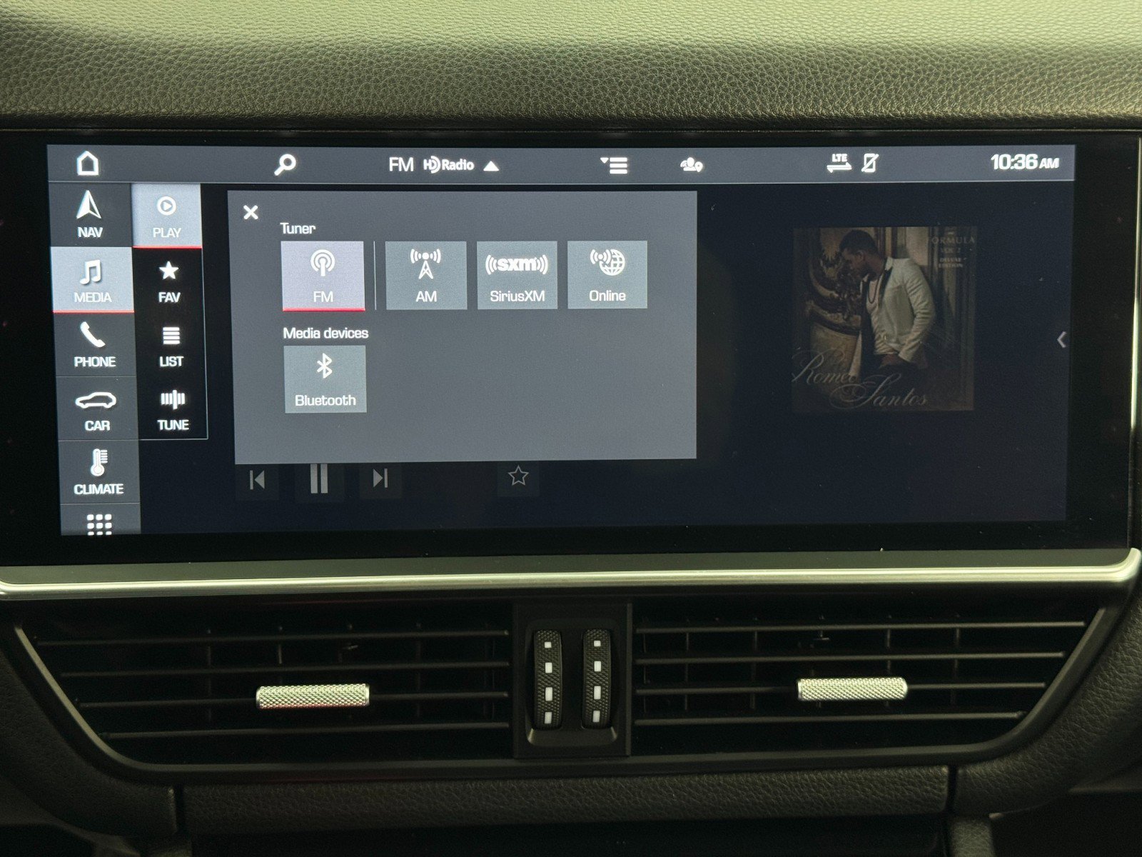 Used 2020 Porsche Cayenne E-Hybrid w/ Premium Package image 27