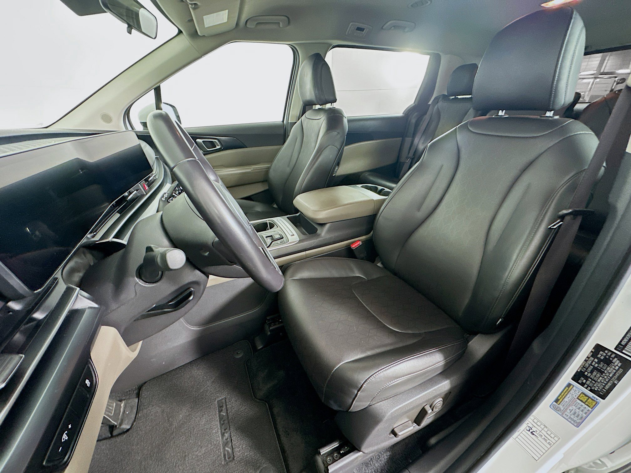 Used 2025 Kia Carnival FWD image 13