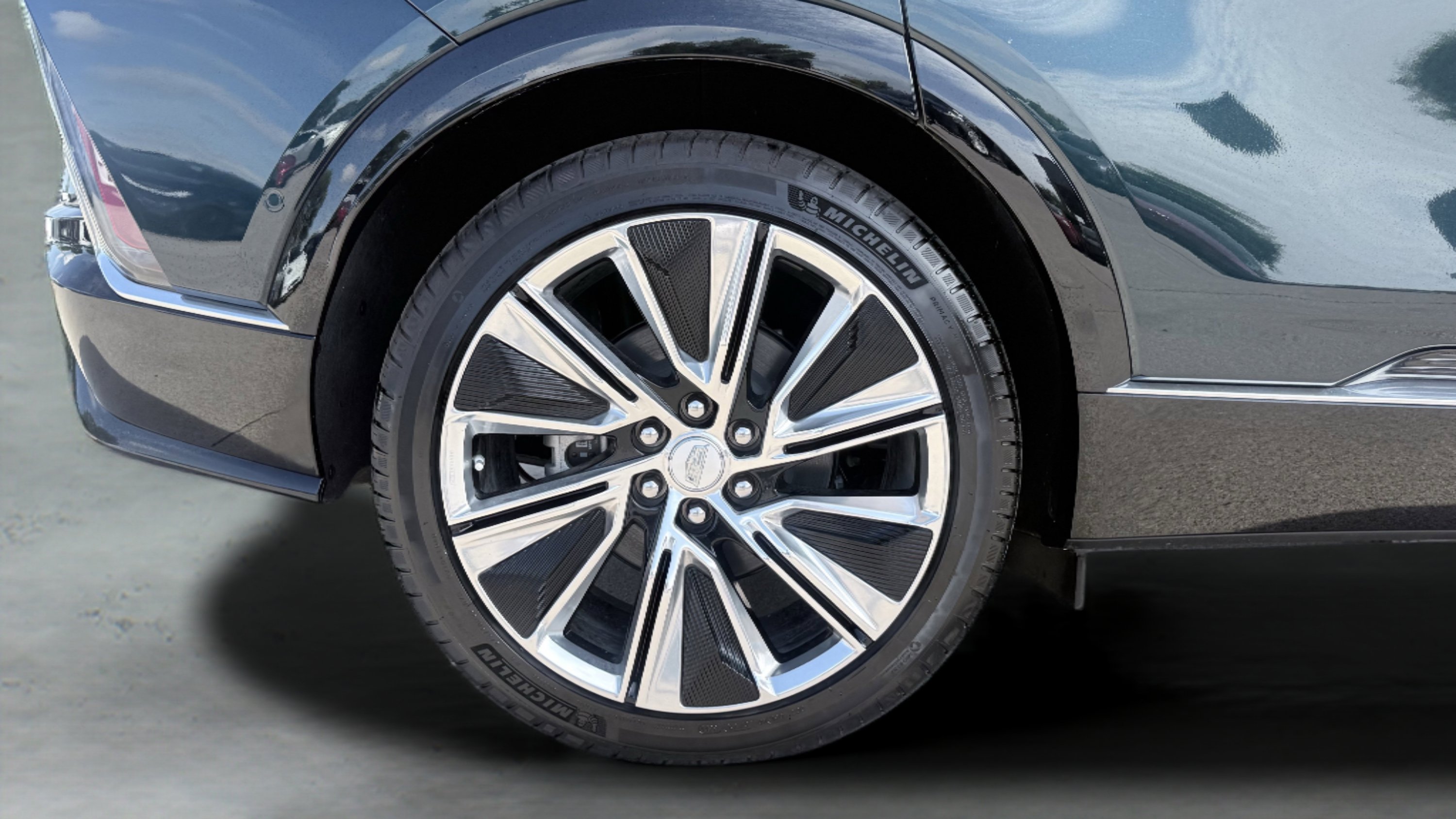 Used 2024 Cadillac Lyriq Luxury AWD/4WD image 13