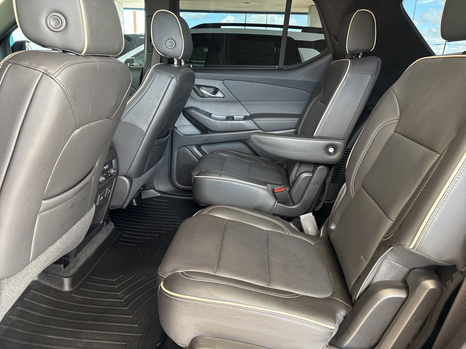 Used 2022 Chevrolet Traverse Premier w/ Redline Edition FWD image 18