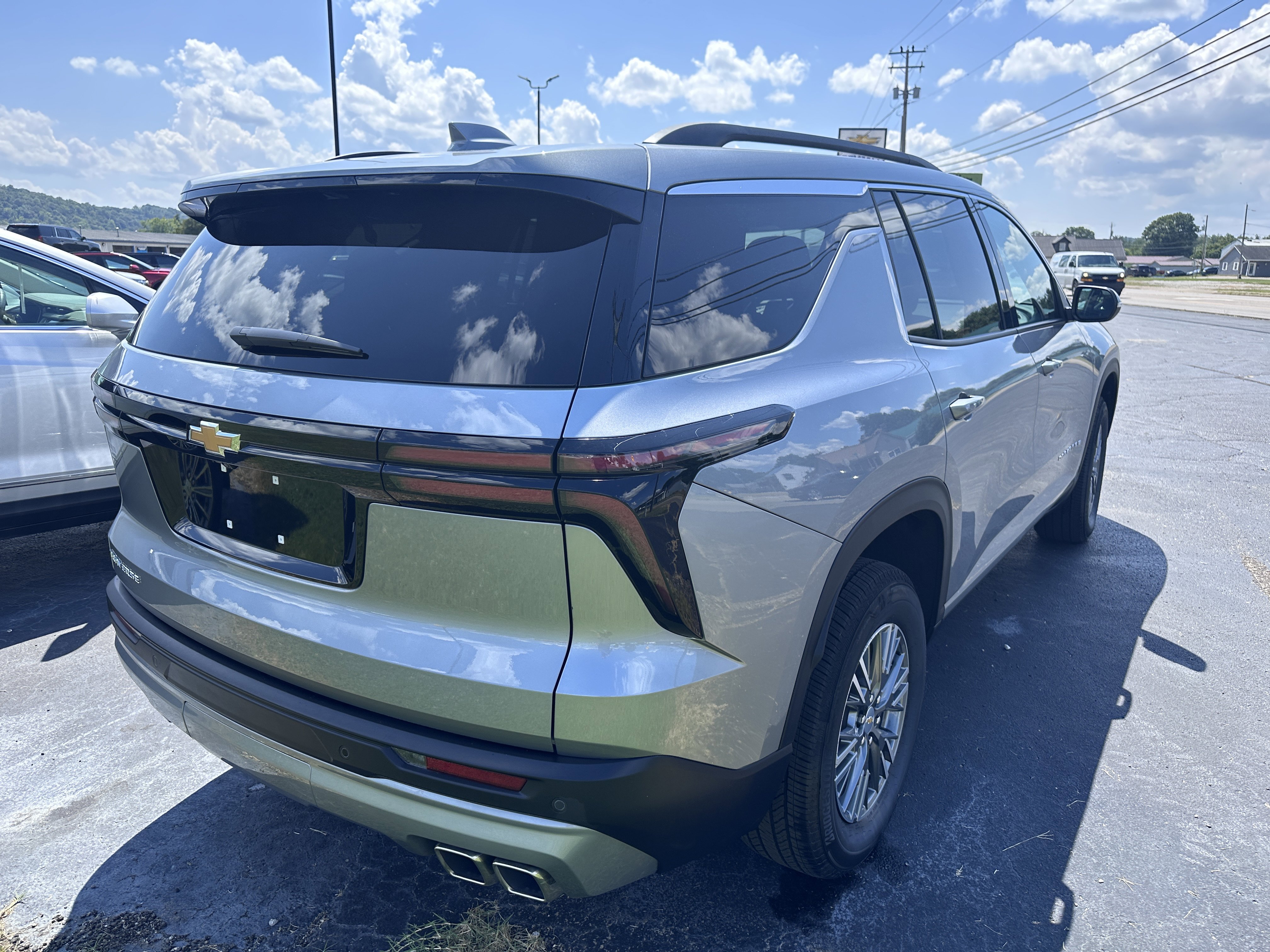 Used 2025 Chevrolet Traverse LT image 3