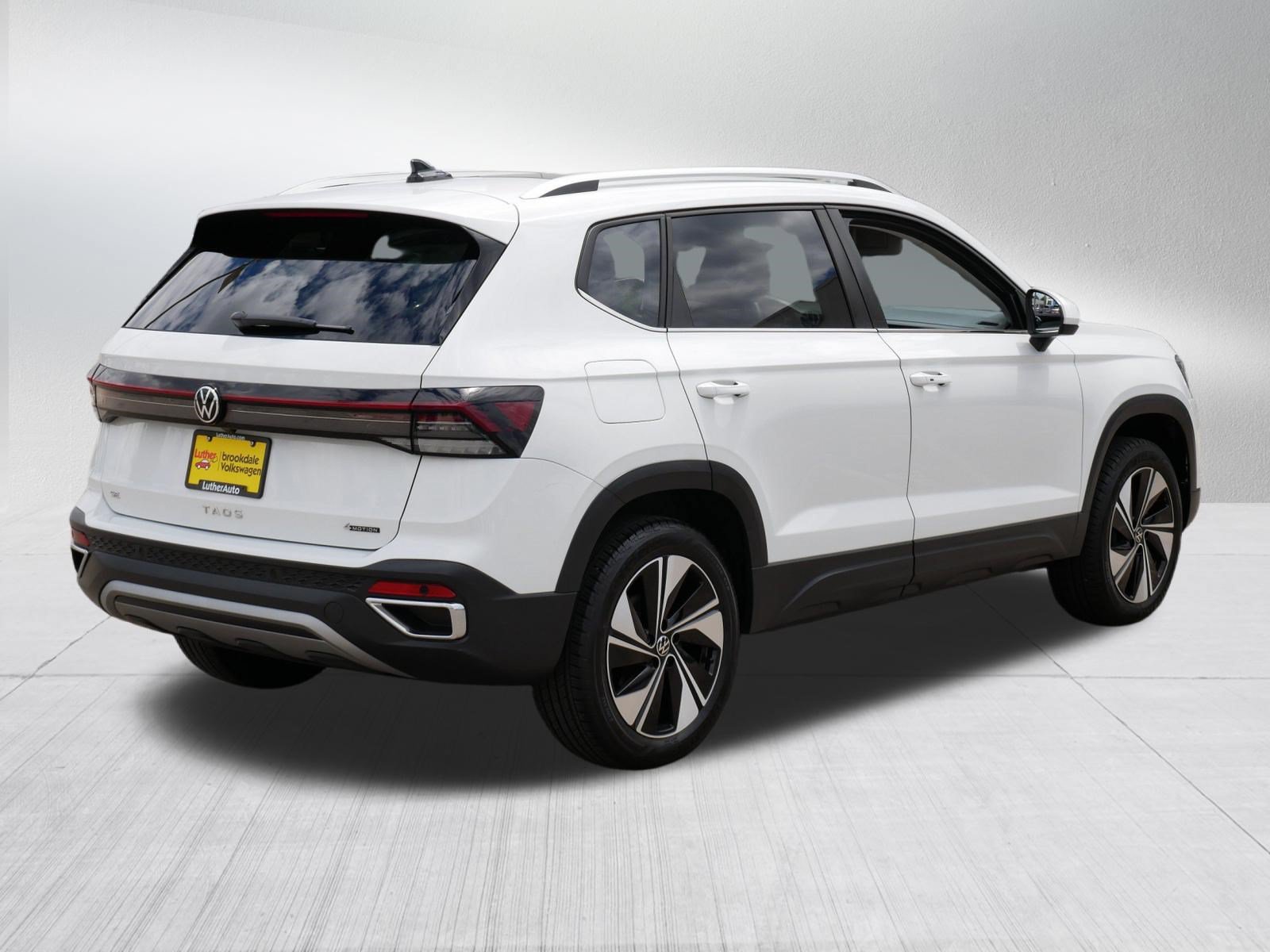 Used 2025 Volkswagen Taos SE w/ Panoramic Sunroof Package AWD/4WD image 7