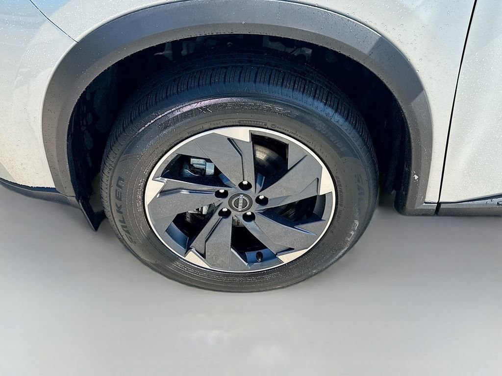 Certified 2025 Nissan Rogue SV FWD image 23