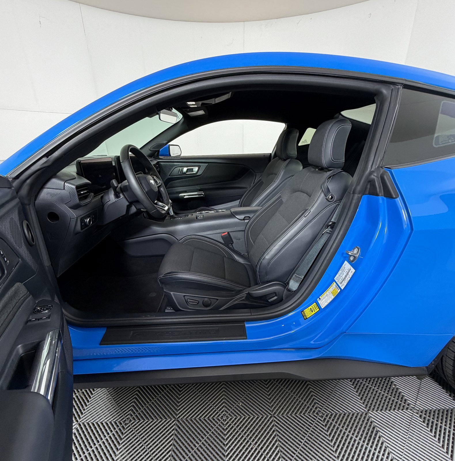 Used 2024 Ford Mustang EcoBoost image 7