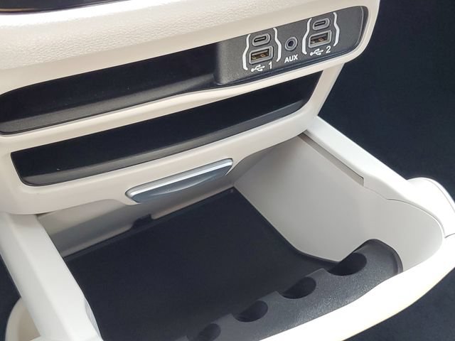 Used 2024 Chrysler Pacifica Touring-L FWD image 22