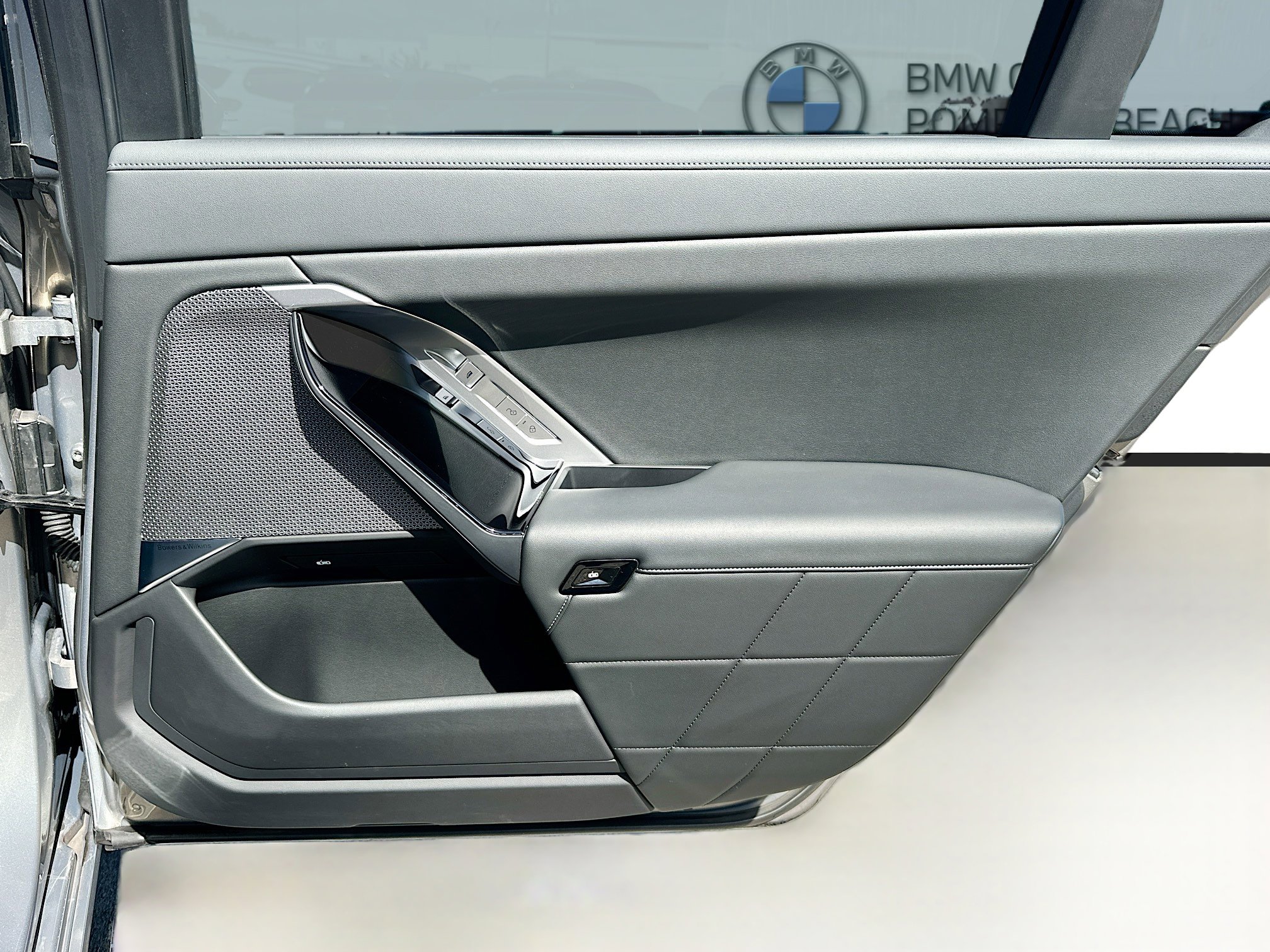 Used 2023 BMW 740i w/ Parking Assistance Package image 32