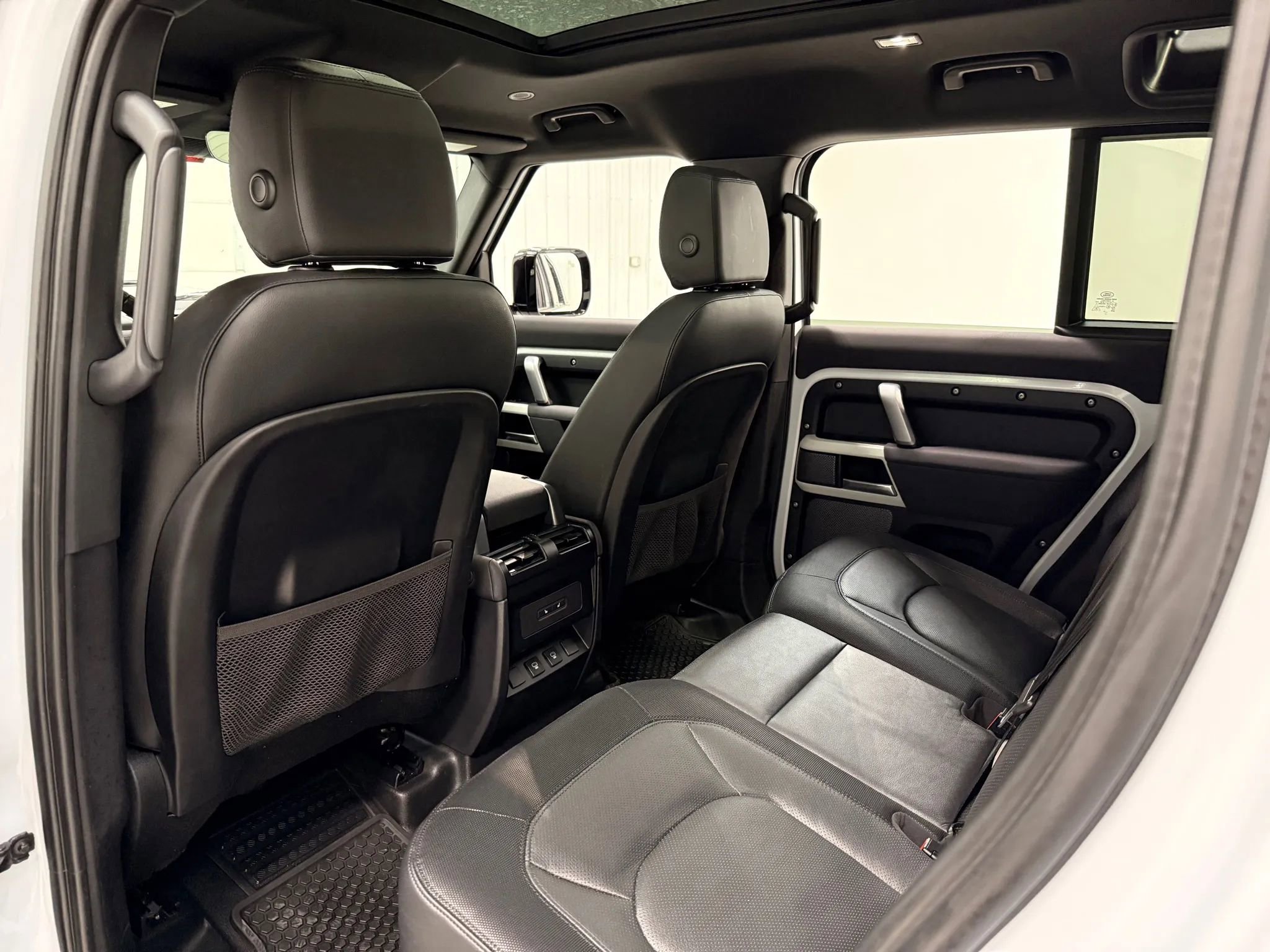 Used 2023 Land Rover Defender 110 X-Dynamic SE image 16