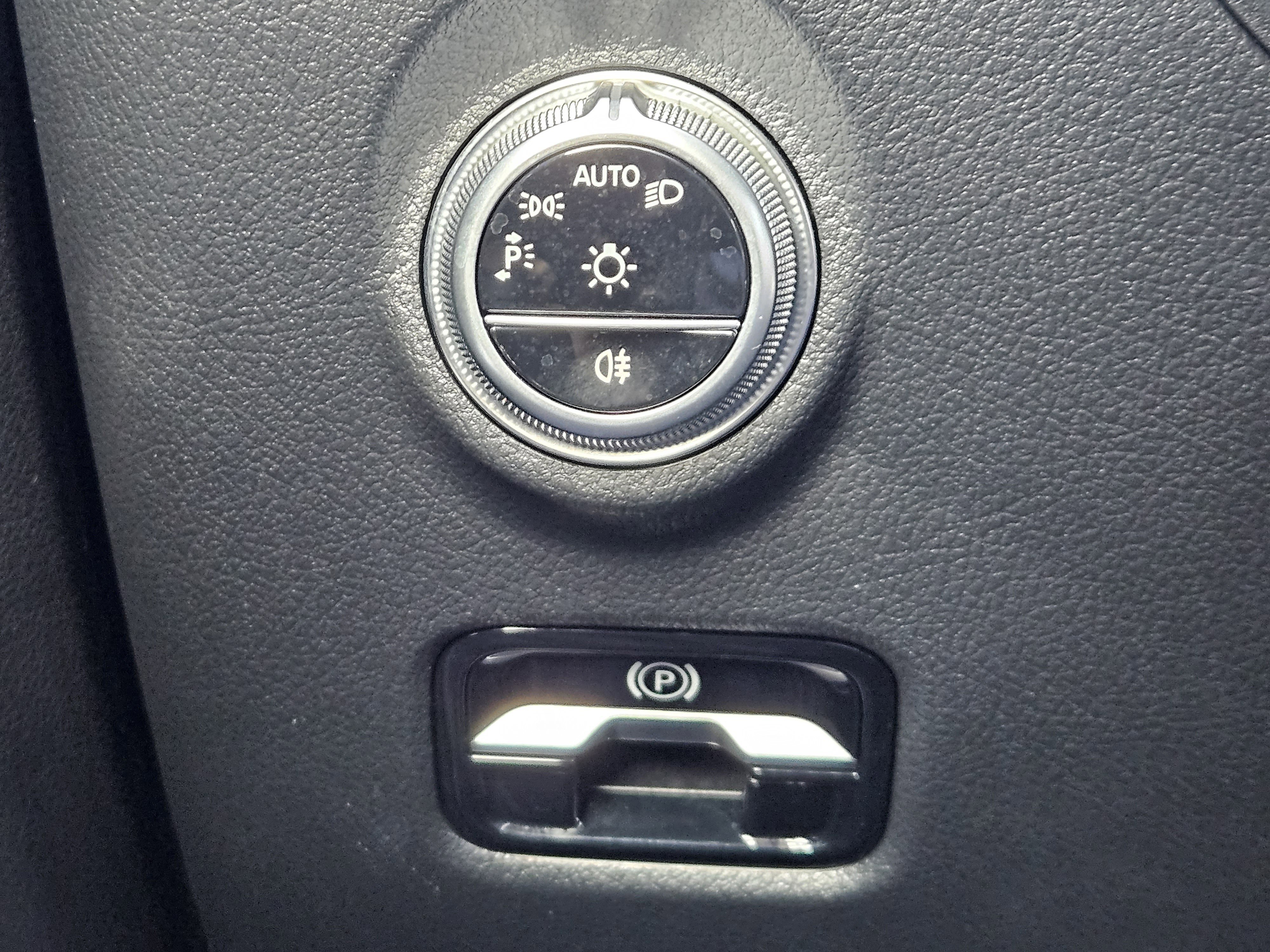 Certified 2025 Mercedes-Benz C 300 Sedan image 23