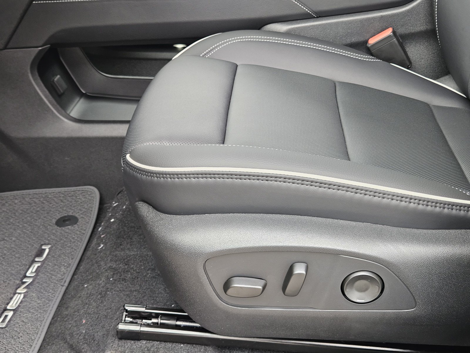 New 2027 GMC Acadia Denali FWD image 17