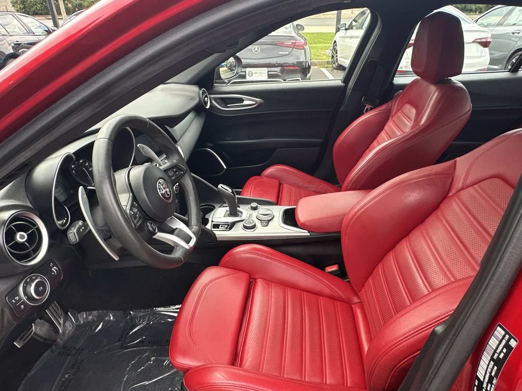 Used 2023 Alfa Romeo Giulia Veloce RWD image 17