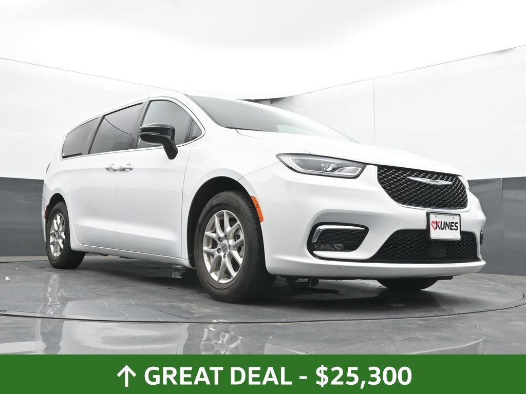 Used 2025 Chrysler Pacifica Select FWD image 45