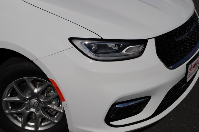 New 2026 Chrysler Pacifica Select image 2