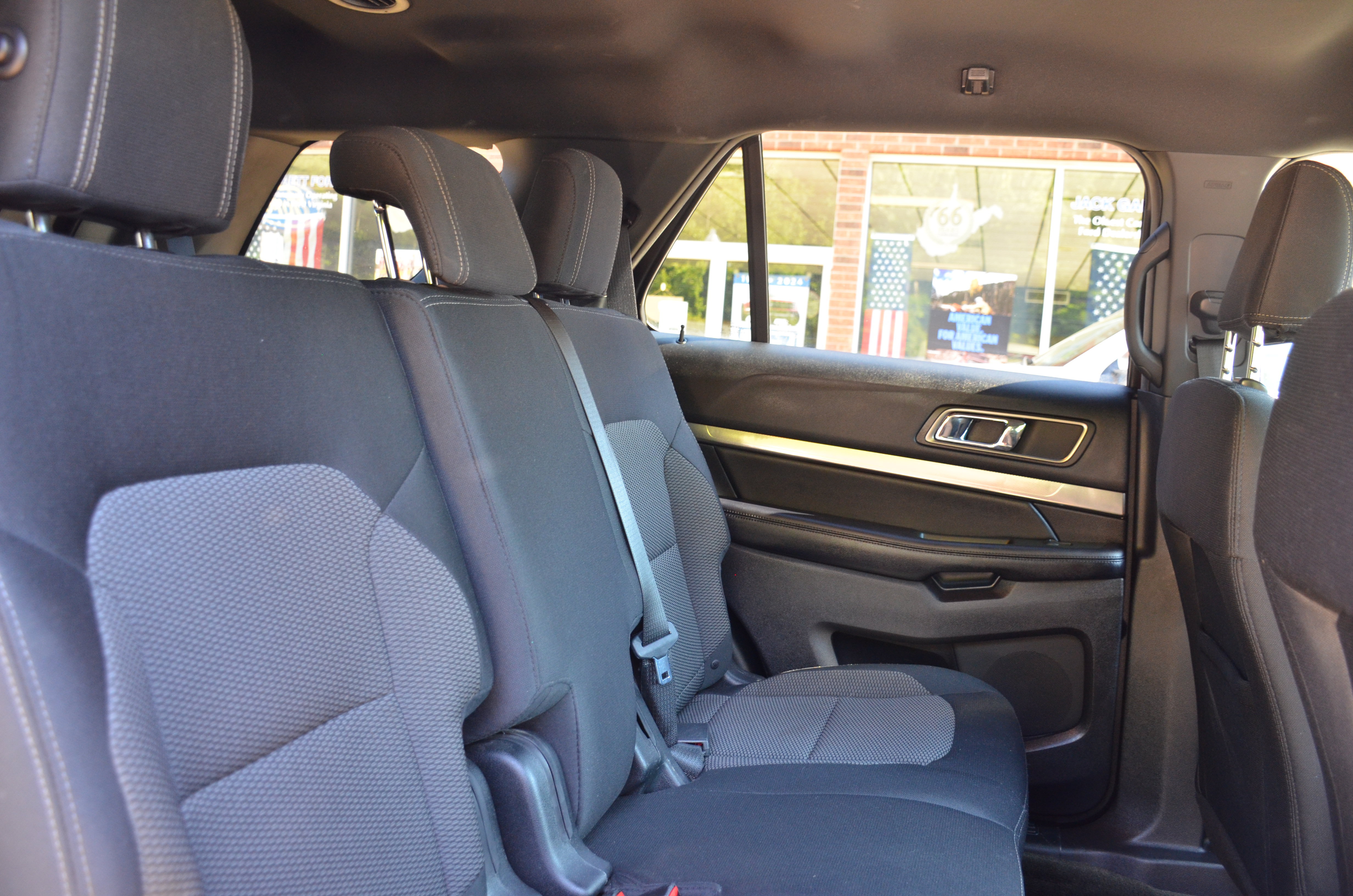 Used 2018 Ford Explorer XLT w/ Equipment Group 201A AWD/4WD image 36