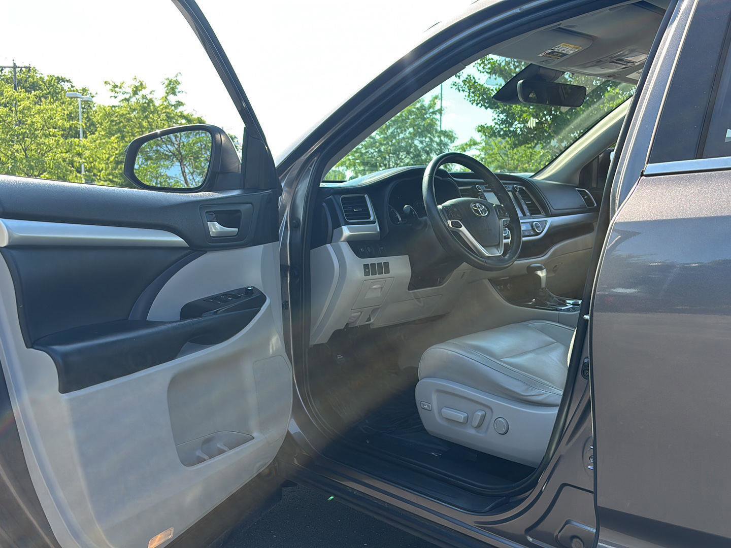 Used 2018 Toyota Highlander XLE AWD/4WD image 2