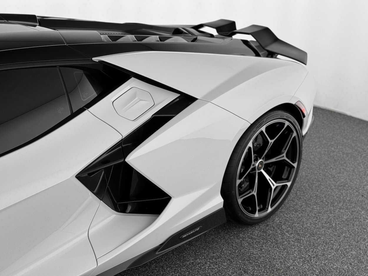 Used 2025 Lamborghini Revuelto image 44