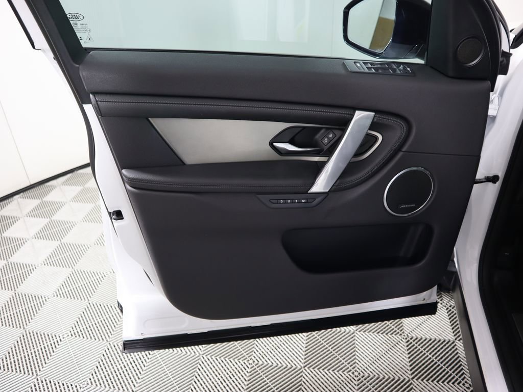 Used 2024 Land Rover Discovery Sport Dynamic SE image 25