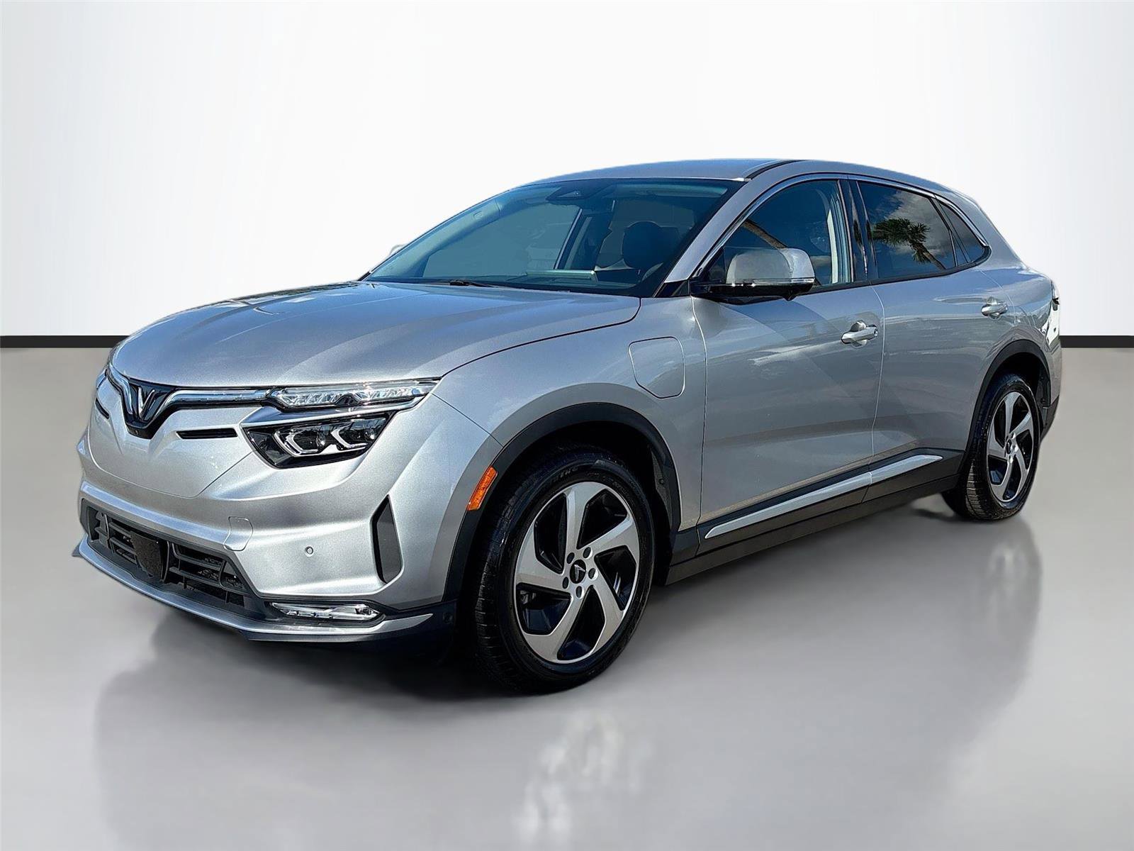 New 2025 VinFast VF 8 Eco image 3