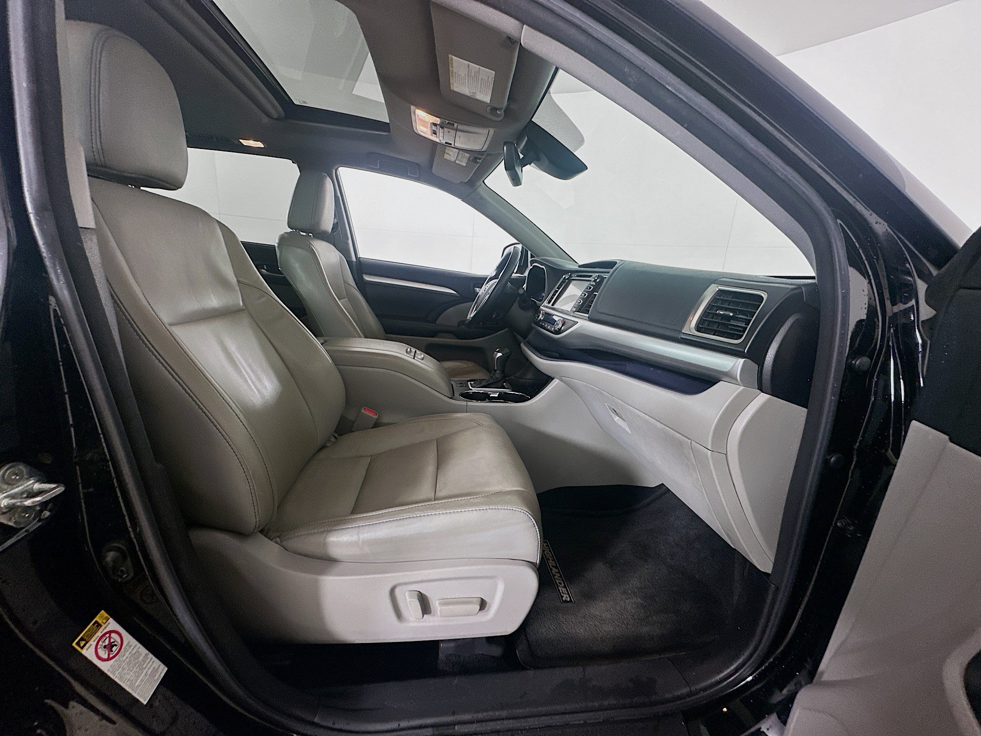Used 2018 Toyota Highlander XLE FWD image 35