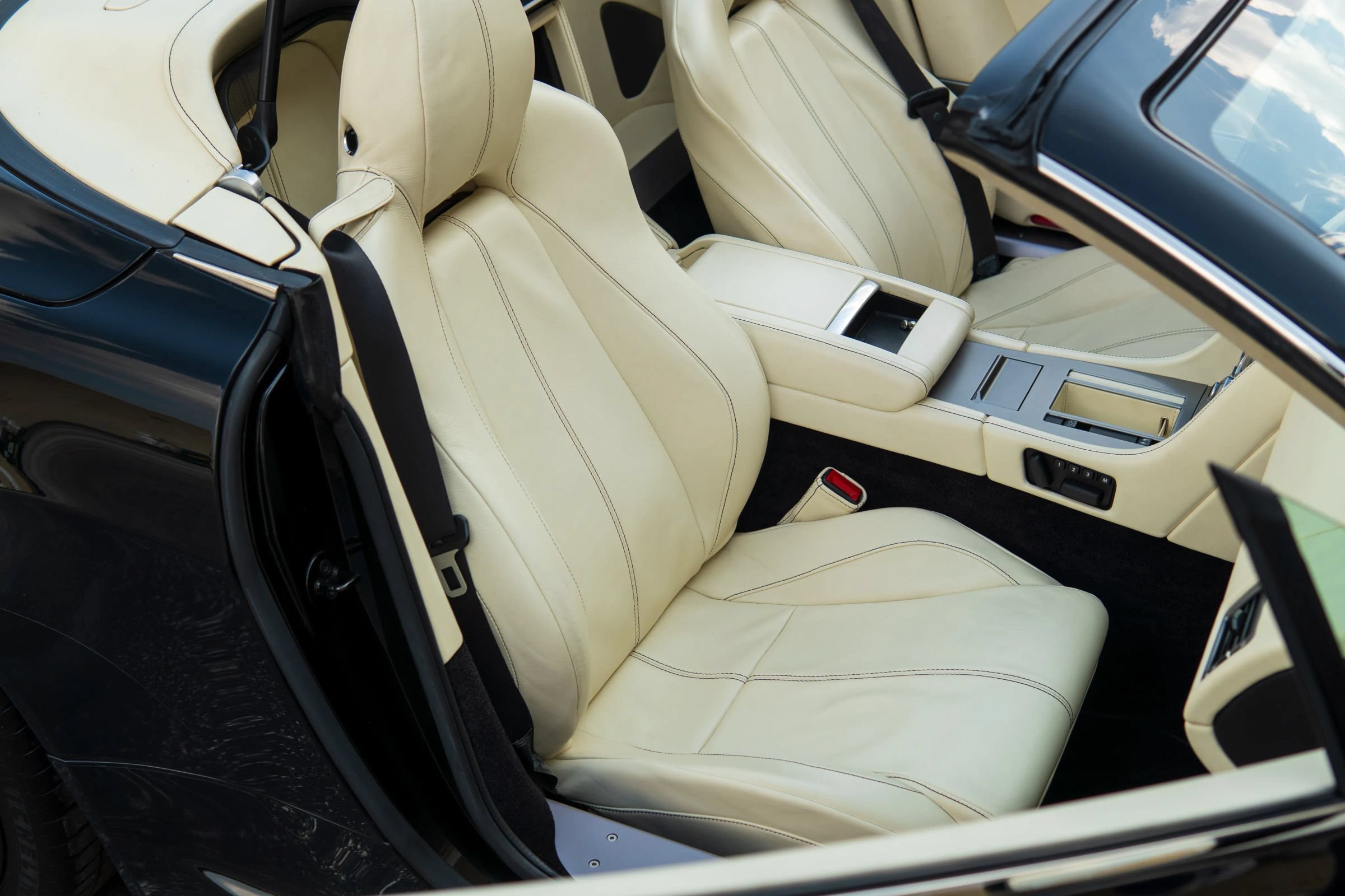 Used 2013 Aston Martin V8 Vantage Roadster RWD image 32