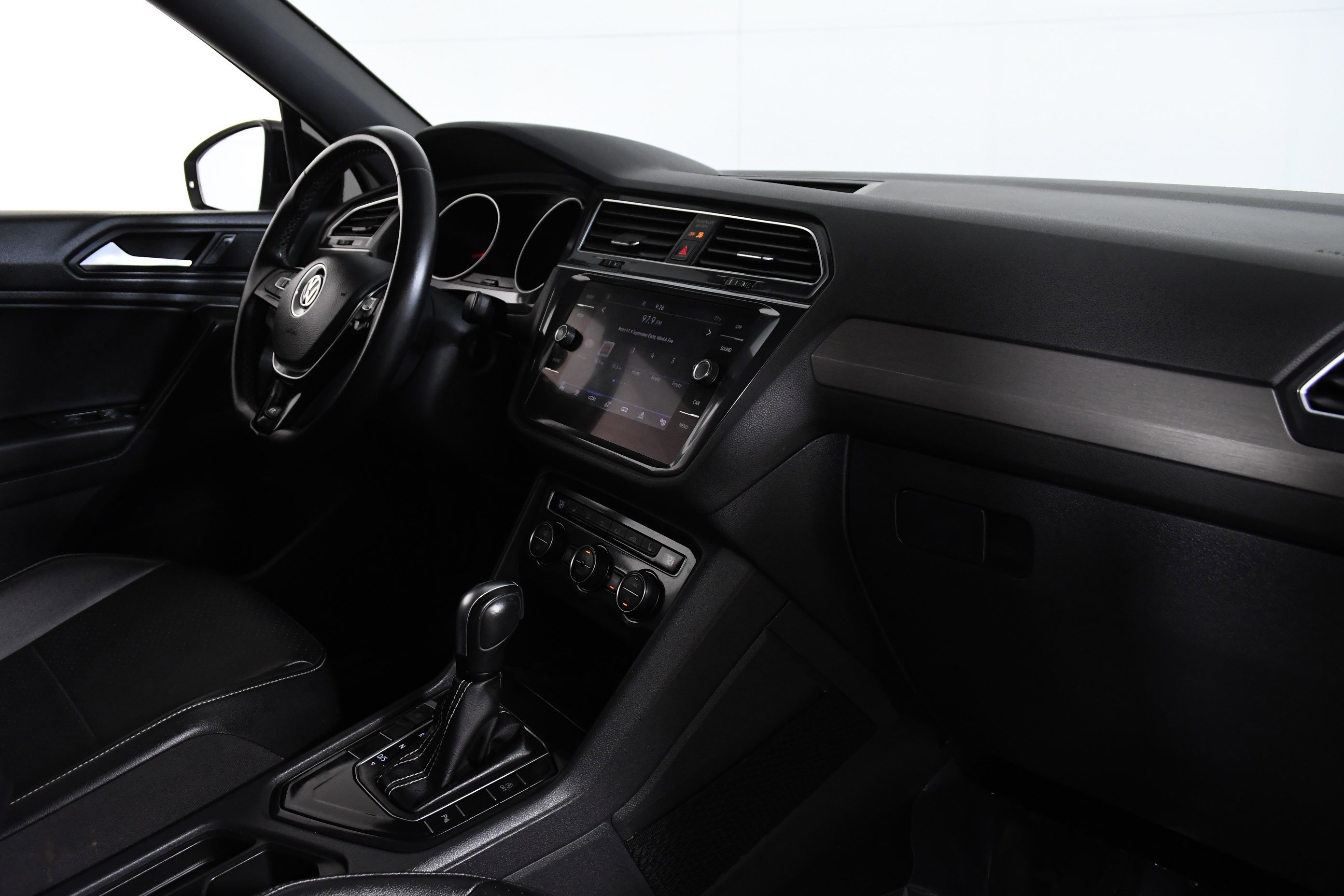 Used 2021 Volkswagen Tiguan SE R-Line image 27