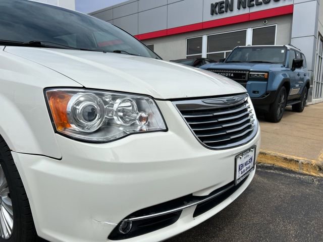 Used 2012 Chrysler Town & Country Limited image 3