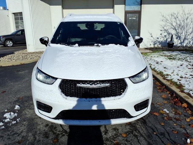 Used 2025 Chrysler Pacifica Limited image 27