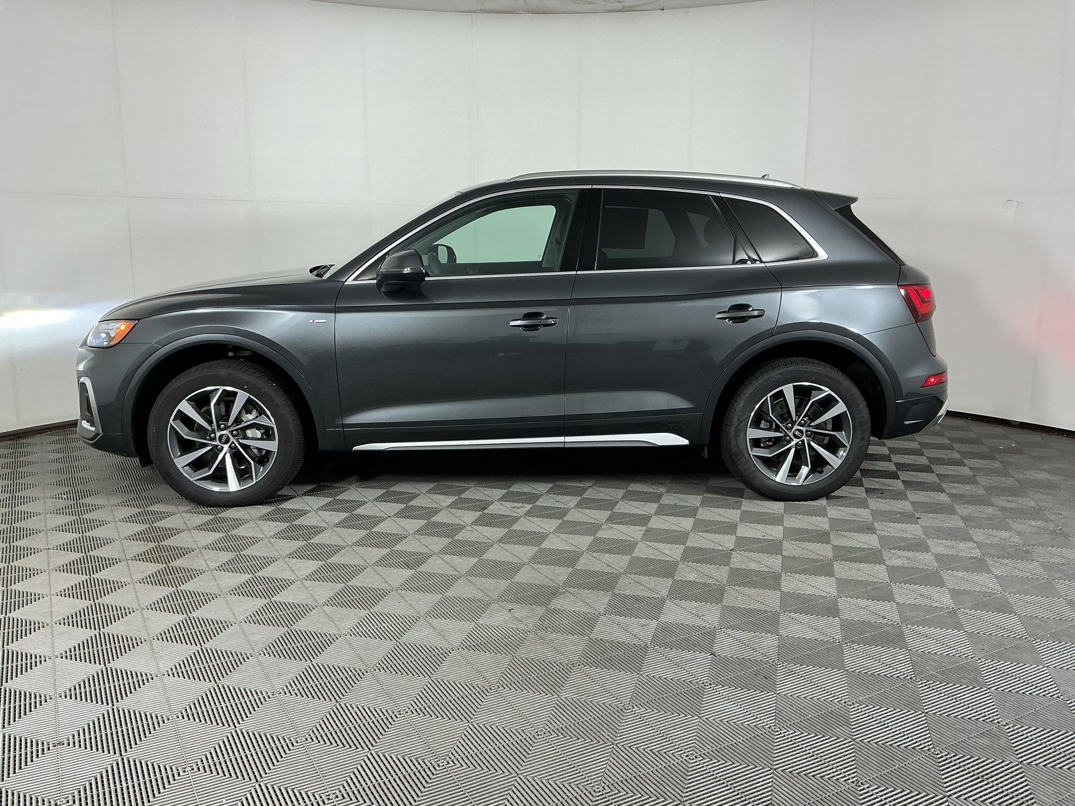 Used 2023 Audi Q5 2.0T Premium w/ Convenience Package AWD/4WD image 2