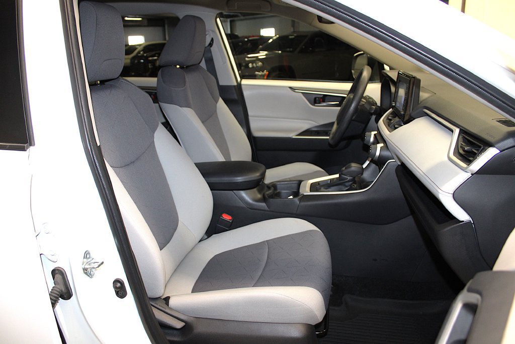 Used 2021 Toyota RAV4 XLE AWD/4WD image 27