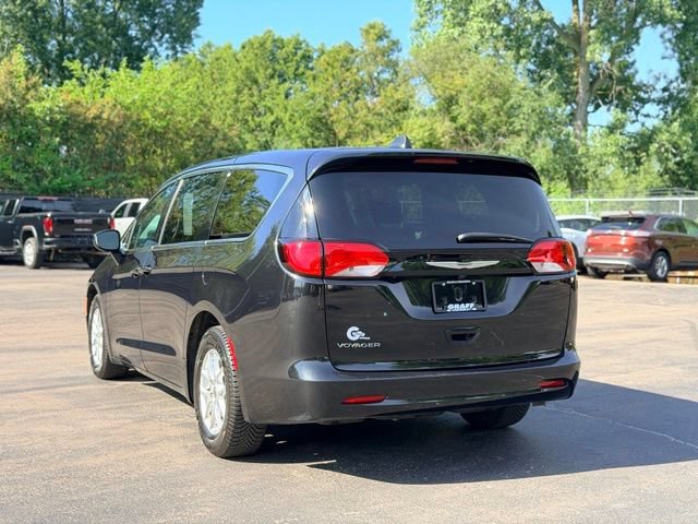 Used 2022 Chrysler Voyager LX FWD image 5