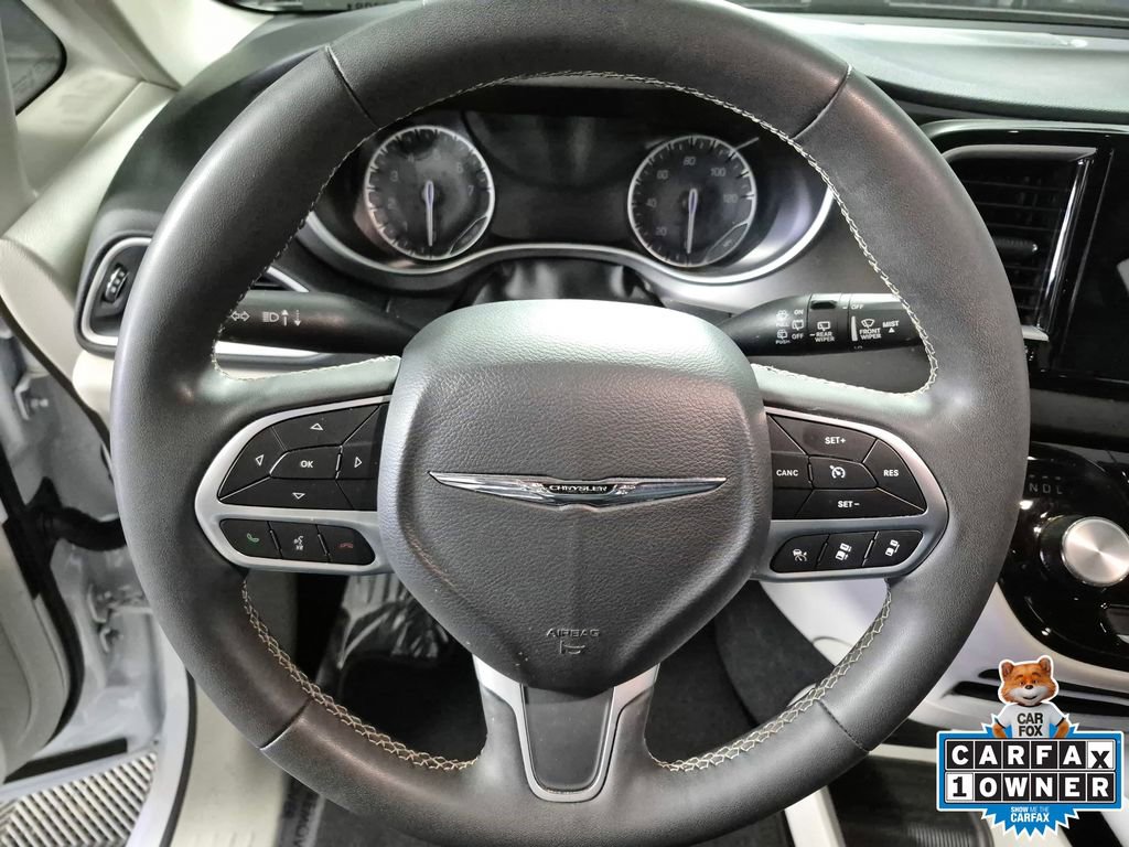 Used 2024 Chrysler Pacifica Touring-L image 11