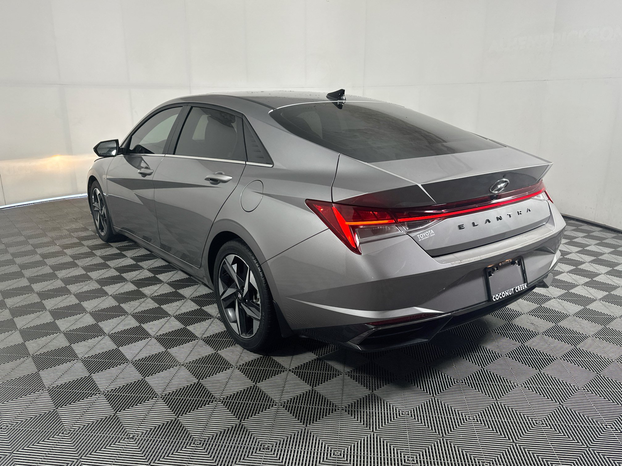 Used 2022 Hyundai Elantra SEL w/ Convenience + Premium Package FWD image 5