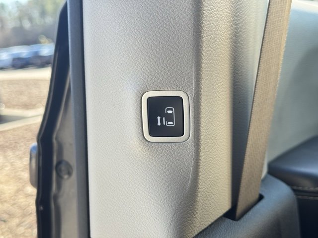Used 2023 Chrysler Pacifica Touring-L image 16