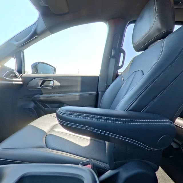 Used 2025 Chrysler Pacifica Select FWD image 29