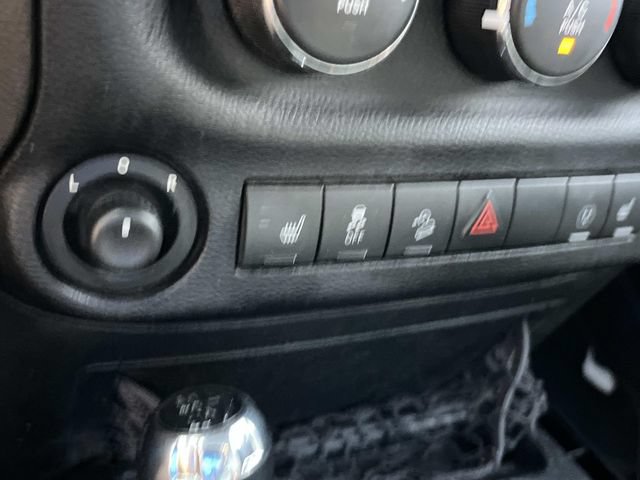 Used 2015 Jeep Wrangler Unlimited Rubicon w/ Connectivity Group AWD/4WD image 29