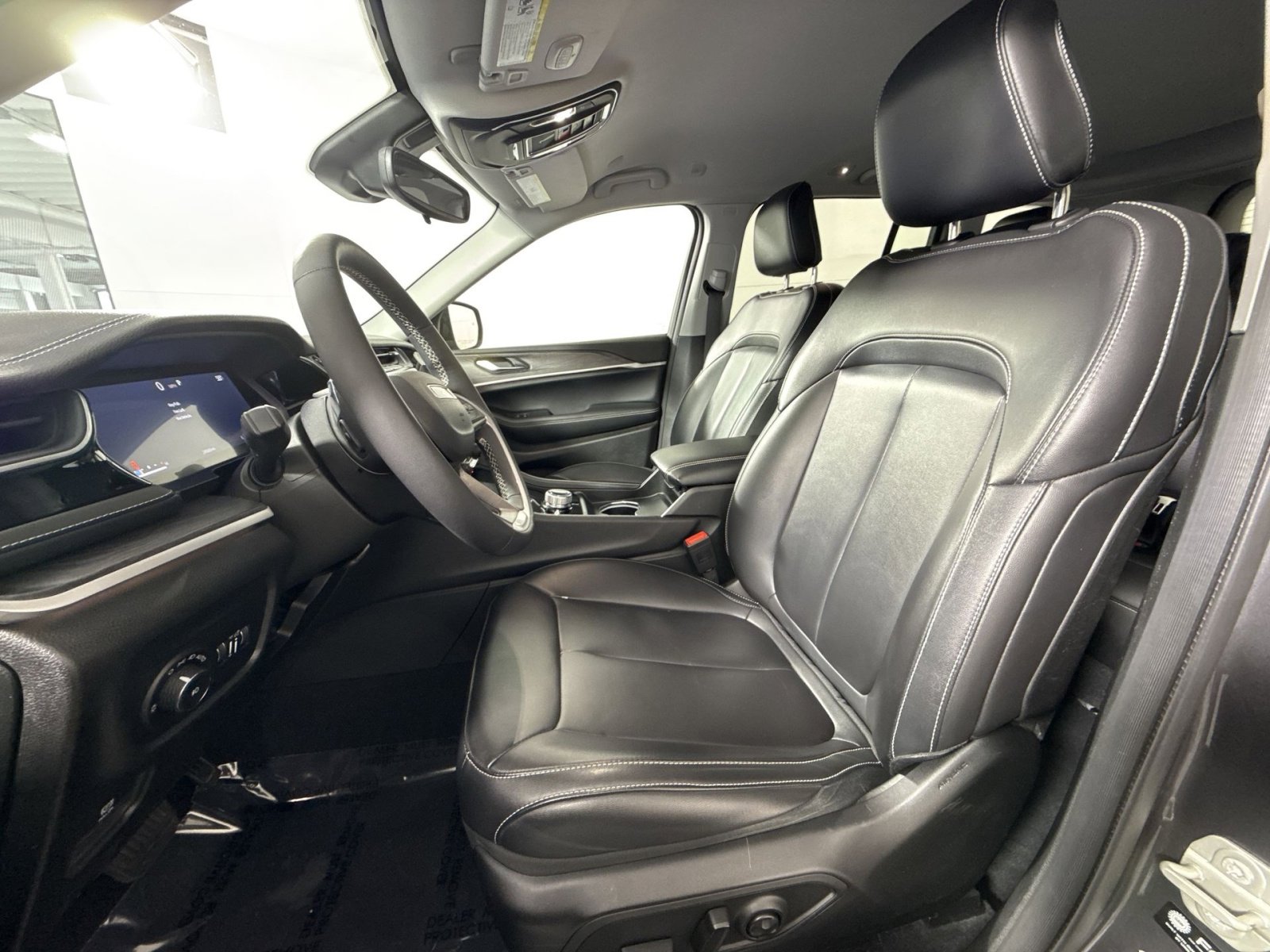 Used 2023 Jeep Grand Cherokee Limited w/ Black Appearance Package image 13