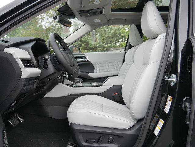 Used 2025 Mitsubishi Outlander AWD image 12