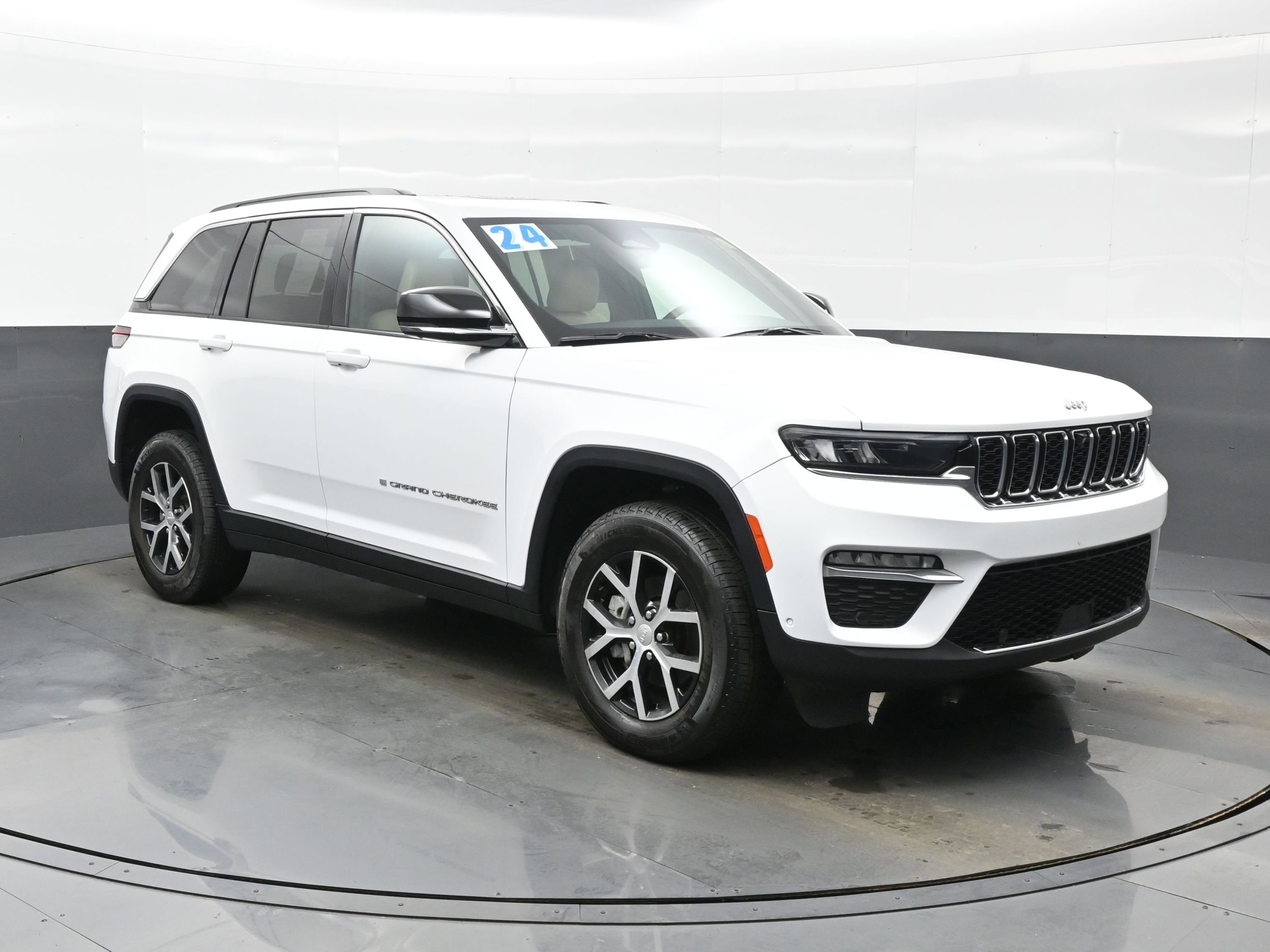 Used 2024 Jeep Grand Cherokee Limited w/ Luxury Tech Group II image 8