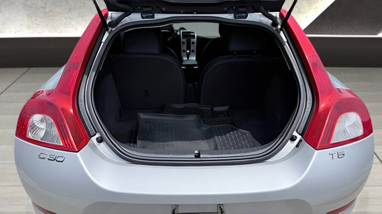 Used 2011 Volvo C30 T5 w/ Preferred Pkg FWD image 9