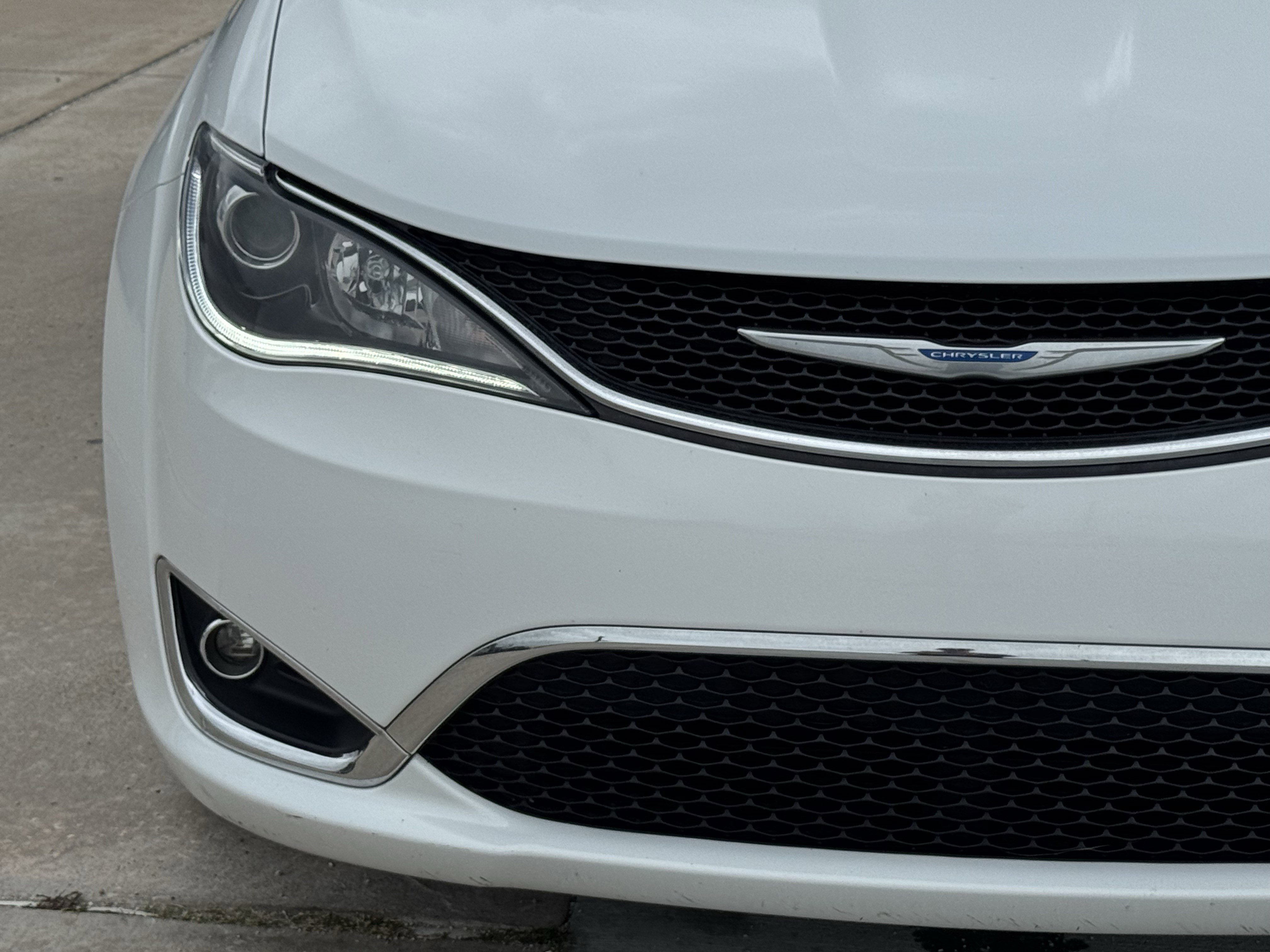 Used 2018 Chrysler Pacifica Limited FWD image 6