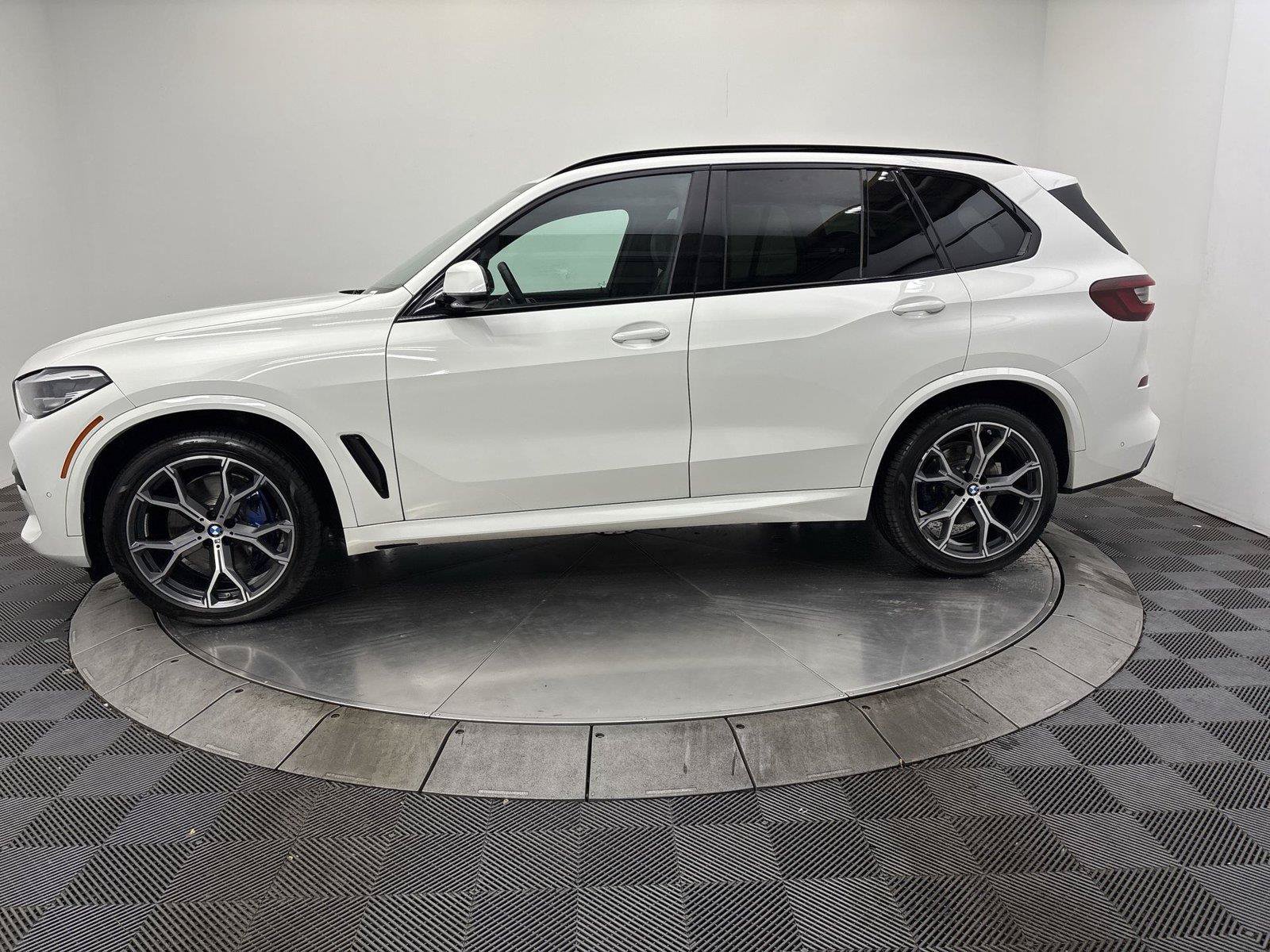 Used 2023 BMW X5 xDrive40i w/ M Sport Package AWD/4WD image 16