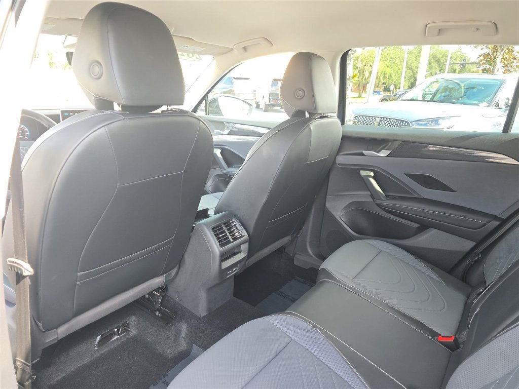 Used 2025 Volkswagen Tiguan SE FWD image 14