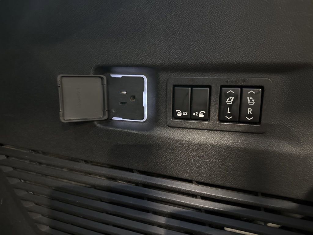 Used 2022 GMC Yukon XL SLT w/ SLT Luxury Package image 47