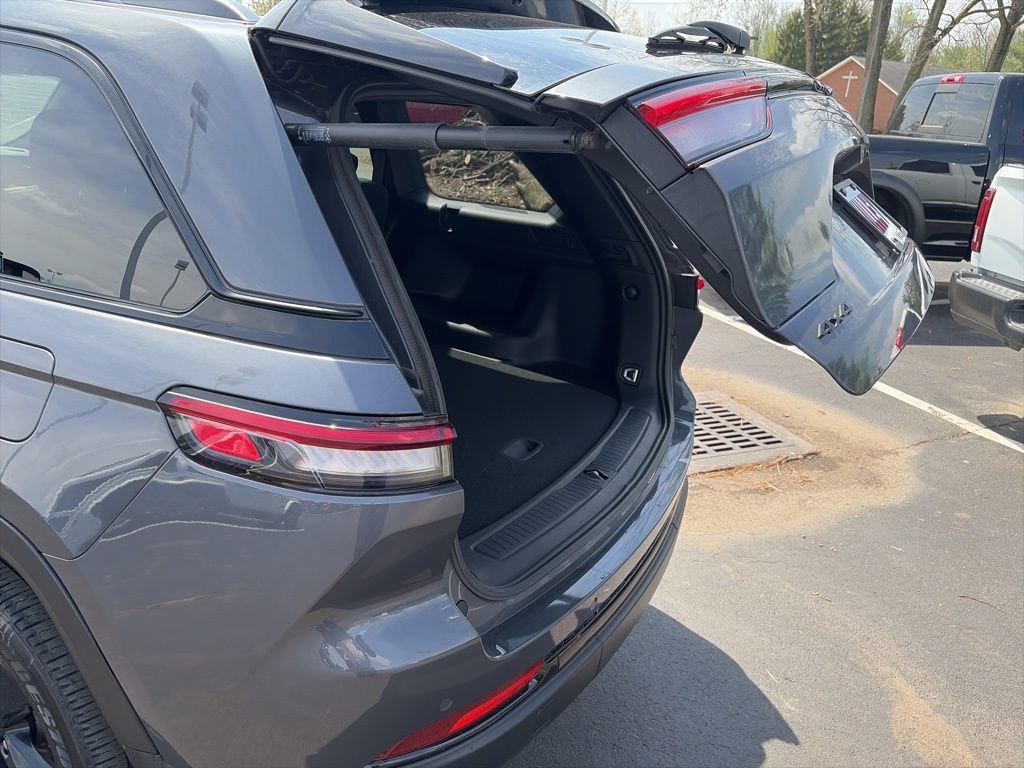 Certified 2024 Jeep Grand Cherokee Altitude image 13